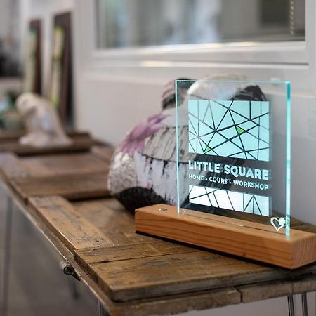 Little Square Arona酒店 外观 照片